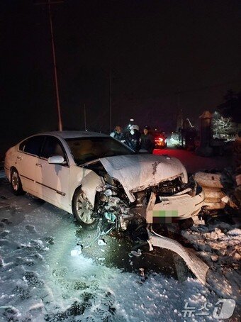 본문 이미지 - 8일 오후 7시 35분께 전북자치도 부안군 동진면 한 도로에서는 승용차 1대가 도롯가 조경석을 들이받았다.(전북소방 제공) 2025.1.9/뉴스1