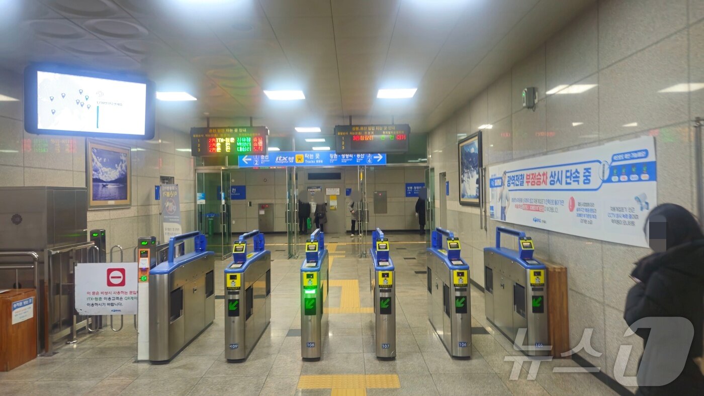 본문 이미지 - 9일 오전 강원 남춘천역에서 시민들이 추위를 피해 역사 밑에서 대기를 하고 있다.2025.1.9 한귀섭 기자