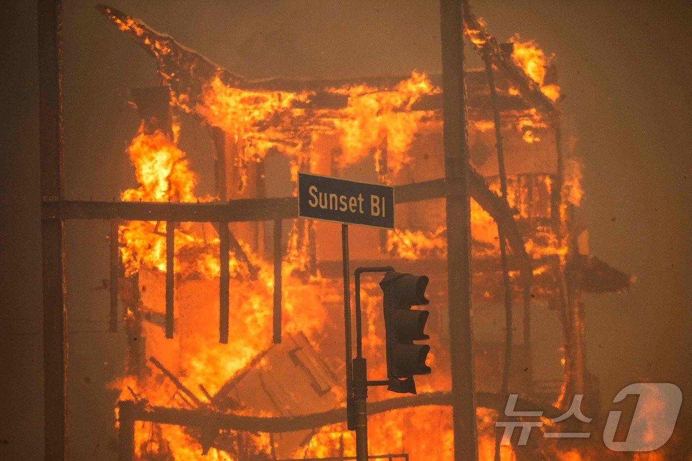 본문 이미지 - 8일 (현지시간) 산불이 발생한 캘리포니아주 로스앤젤레스의 퍼시픽 팰리세이즈에서 불길에 휩싸인 건물이 보인다. ⓒ AFP=뉴스1 ⓒ News1 우동명 기자