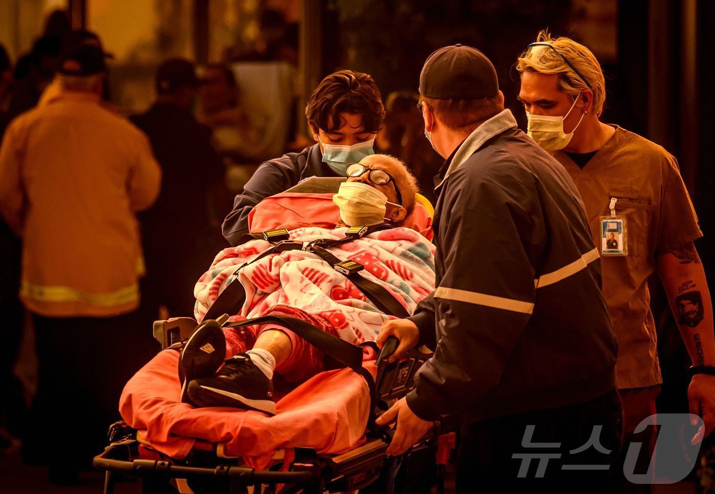 본문 이미지 - 8일 (현지시간) 이튼 산불이 발생한 캘리포니아주 패서디나의 병원에서 환자를 대피시키고 있다. 2025.01.09 ⓒ AFP=뉴스1 ⓒ News1 우동명 기자