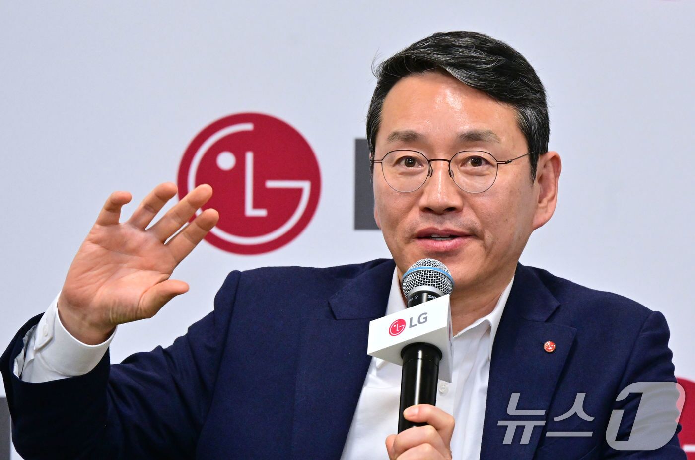 본문 이미지 - 조주완 LG전자 최고경영자(CEO)가 8일(현지시각) 미국 라스베이거스에서 열린 기자간담회에서 사업 전략을 소개하고 있다. (LG전자 제공) 2025.1.9/뉴스1