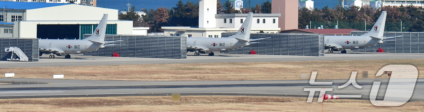 (포항=뉴스1) 최창호 기자 = 전력화를 앞둔 최신형 해상초계기-Ⅱ P-8A '포세이돈'이 9일 해군 항공사령부 계류장에서 점검을 받고 있다.P-8A는 현존하는 최신예 해상초계기로 …