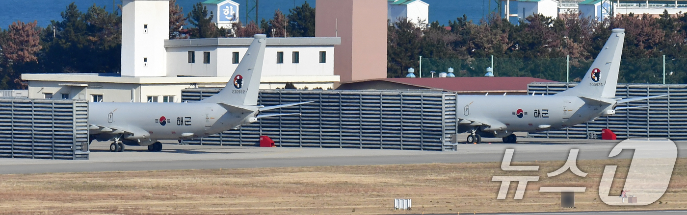 (포항=뉴스1) 최창호 기자 = 전력화를 앞둔 최신형 해상초계기-Ⅱ P-8A '포세이돈'이 9일 해군 항공사령부 계류장에서 점검을 받고 있다.P-8A는 현존하는 최신예 해상초계기로 …