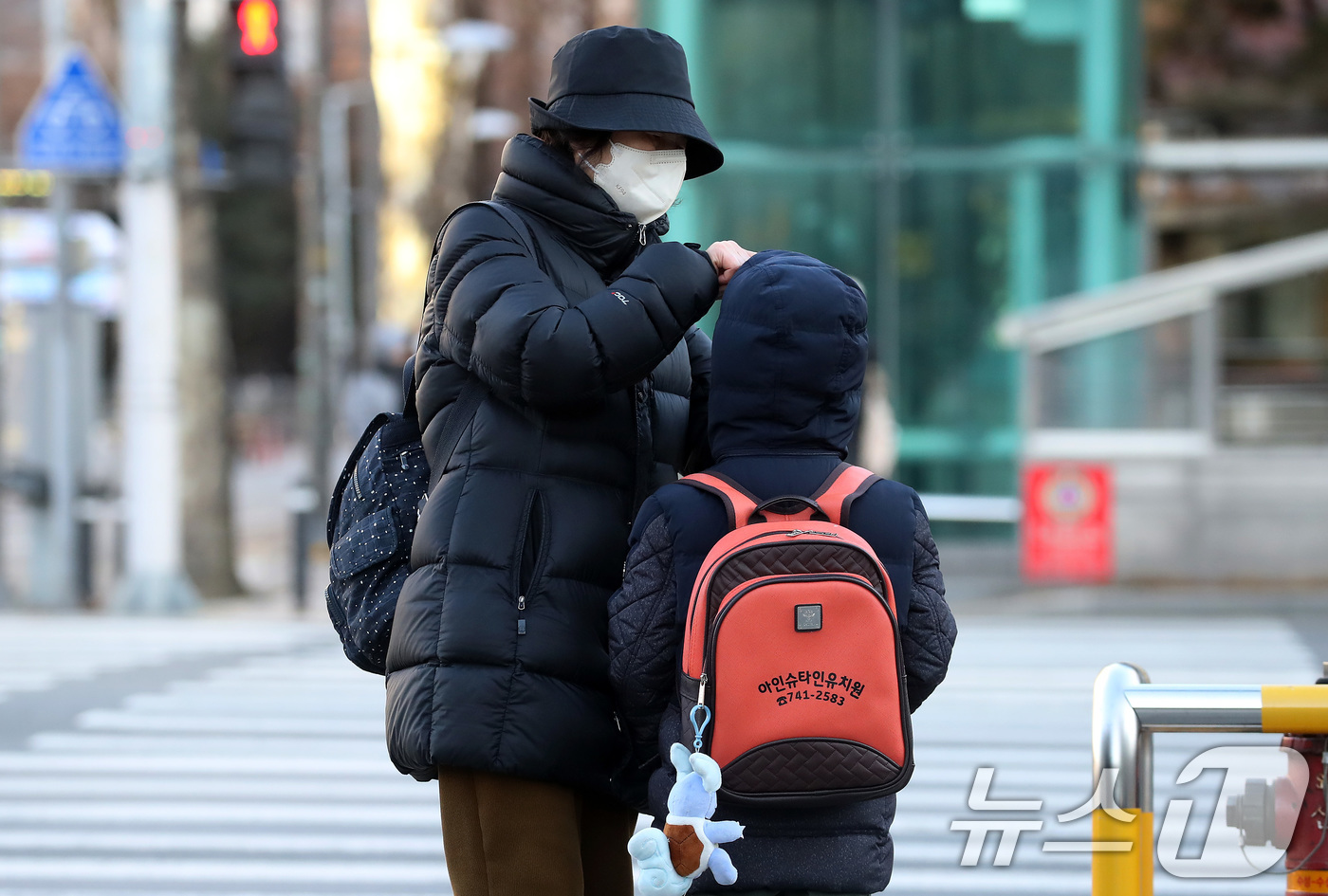 (대구=뉴스1) 공정식 기자 = 올겨울 최강 한파가 찾아온 9일 오전 대구 도심 한 횡단보도 앞에서 할머니가 유치원 등원을 앞둔 손주의 외투와 모자를 여며주고 있다. 2025.1. …