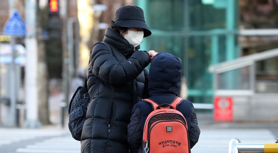 손주 옷 여며주는 할머니