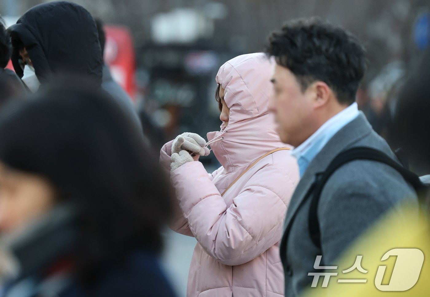 서울을 비롯한 수도권 전역에 올 겨울 첫 한파주의보가 발효된 9일 오전 서울 종로구 광화문네거리에서 한 여성이 패딩 모자끈을 질끈 묶고 있다. 2025.1.9/뉴스1 ⓒ News1 오대일 기자