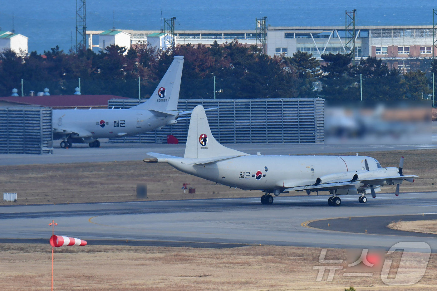 (포항=뉴스1) 최창호 기자 = 전력화를 앞둔 최신형 해상초계기-Ⅱ P-8A '포세이돈'이 9일 해군 항공사령부 계류장에서 점검을 받고 있는 가운데 현재 해군이 운용 중인 P-3 …