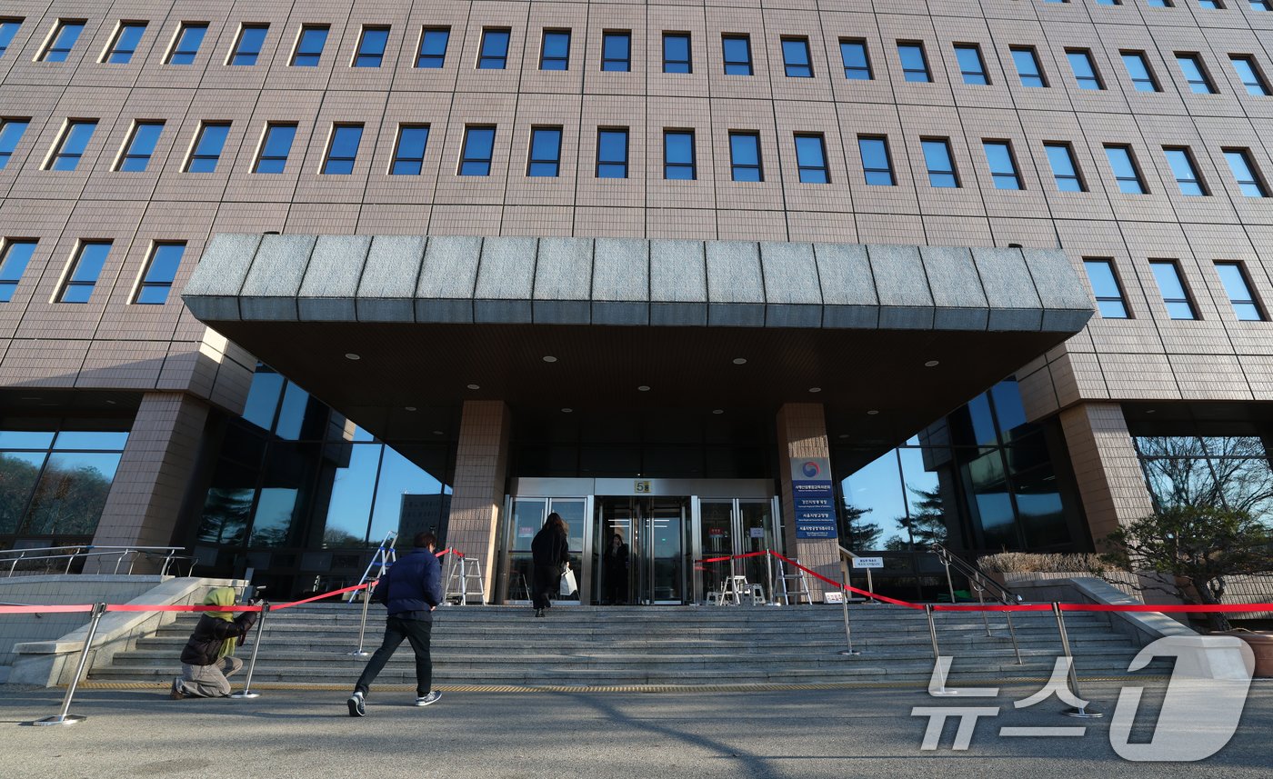 본문 이미지 - 고위공직자범죄수사처(공수처)가 윤석열 대통령에 대한 체포영장을 재발부 받으면서 2차 영장 집행 시기가 다가오고 있는 가운데 9일 오전 경기 과천시 정부과천청사 공수처 앞에 포토라인이 설치돼 있다. 2025.1.9/뉴스1 ⓒ News1 김영운 기자