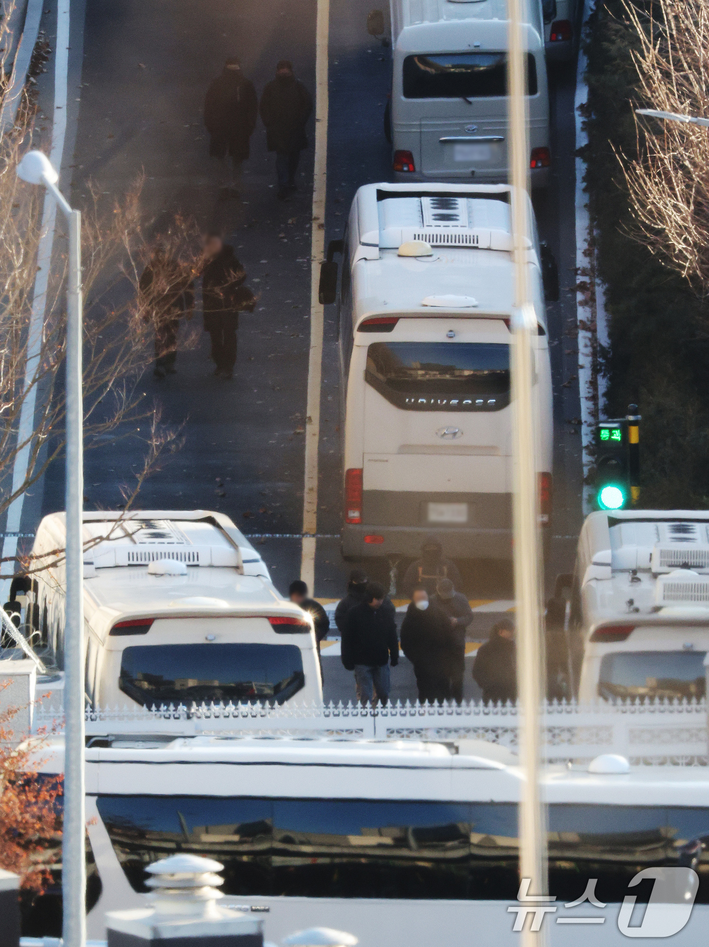 (서울=뉴스1) 장수영 기자 = 내란수괴 혐의를 받는 윤석열 대통령에 대한 체포영장이 재발부된 가운데 9일 오전 서울 용산구 한남동 대통령 관저에서 차벽을 세우기 위해 동원된 버스 …