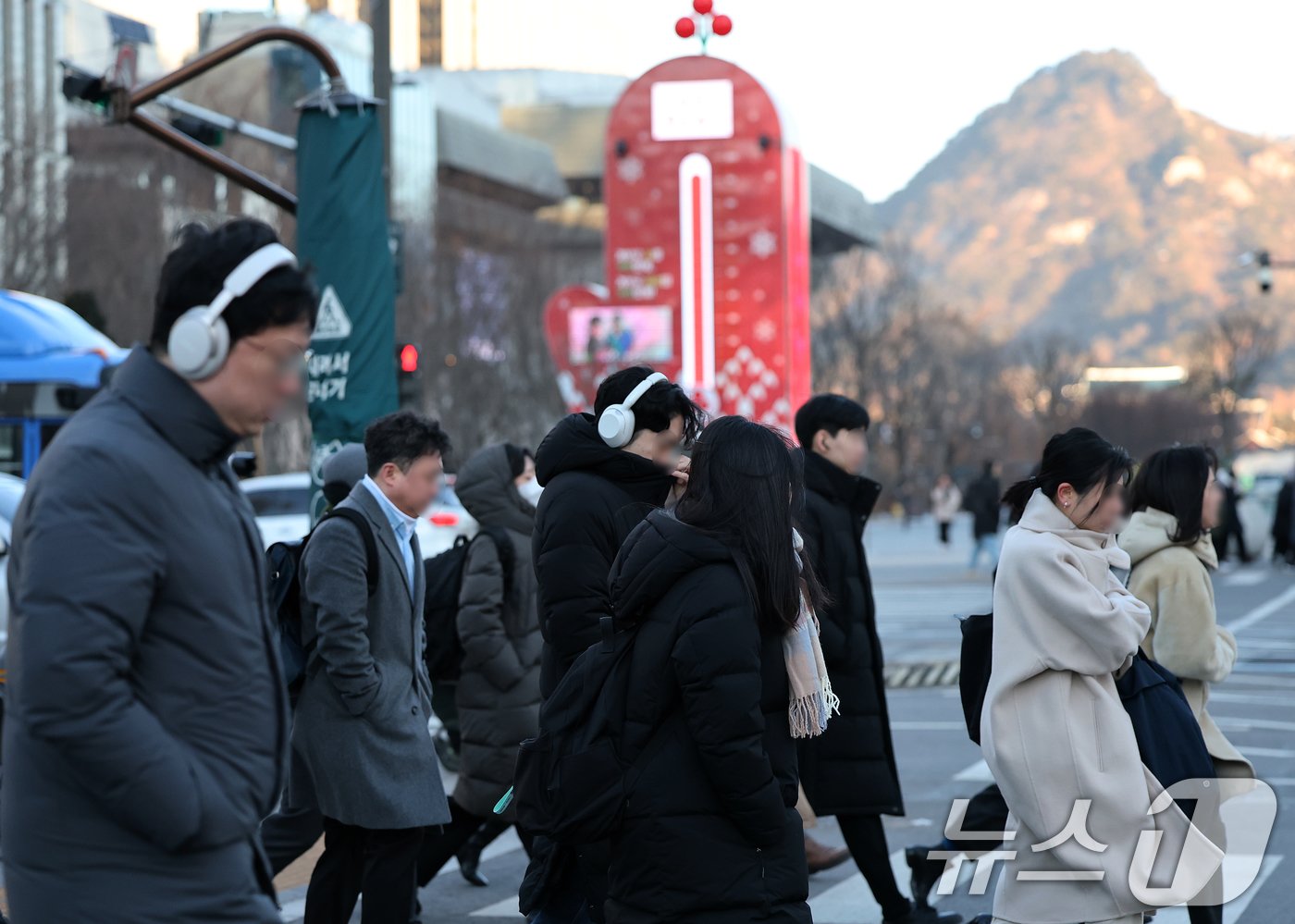 서울을 비롯한 수도권 전역에 올 겨울 첫 한파주의보가 발효된 9일 오전 서울 종로구 광화문네거리에서 시민들이 잔뜩 몸을 음츠린 채 출근길 발걸음을 재촉하고 있다. 2025.1.9/뉴스1 ⓒ News1 오대일 기자