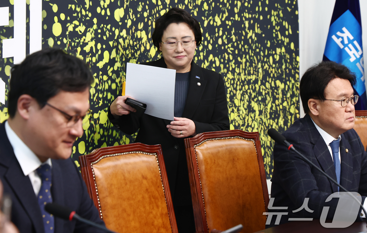 (서울=뉴스1) 김민지 기자 = 김선민 조국혁신당 당대표 권한대행이 9일 오전 서울 여의도 국회에서 열린 최고위원회의에 참석하고 있다. 오른쪽은 황운하 원내대표. 2025.1.9/ …