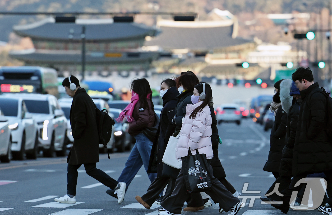 (서울=뉴스1) 오대일 기자 = 서울을 비롯한 수도권 전역에 올 겨울 첫 한파주의보가 발효된 9일 오전 서울 종로구 광화문네거리에서 시민들이 잔뜩 몸을 음츠린 채 출근길 발걸음을 …