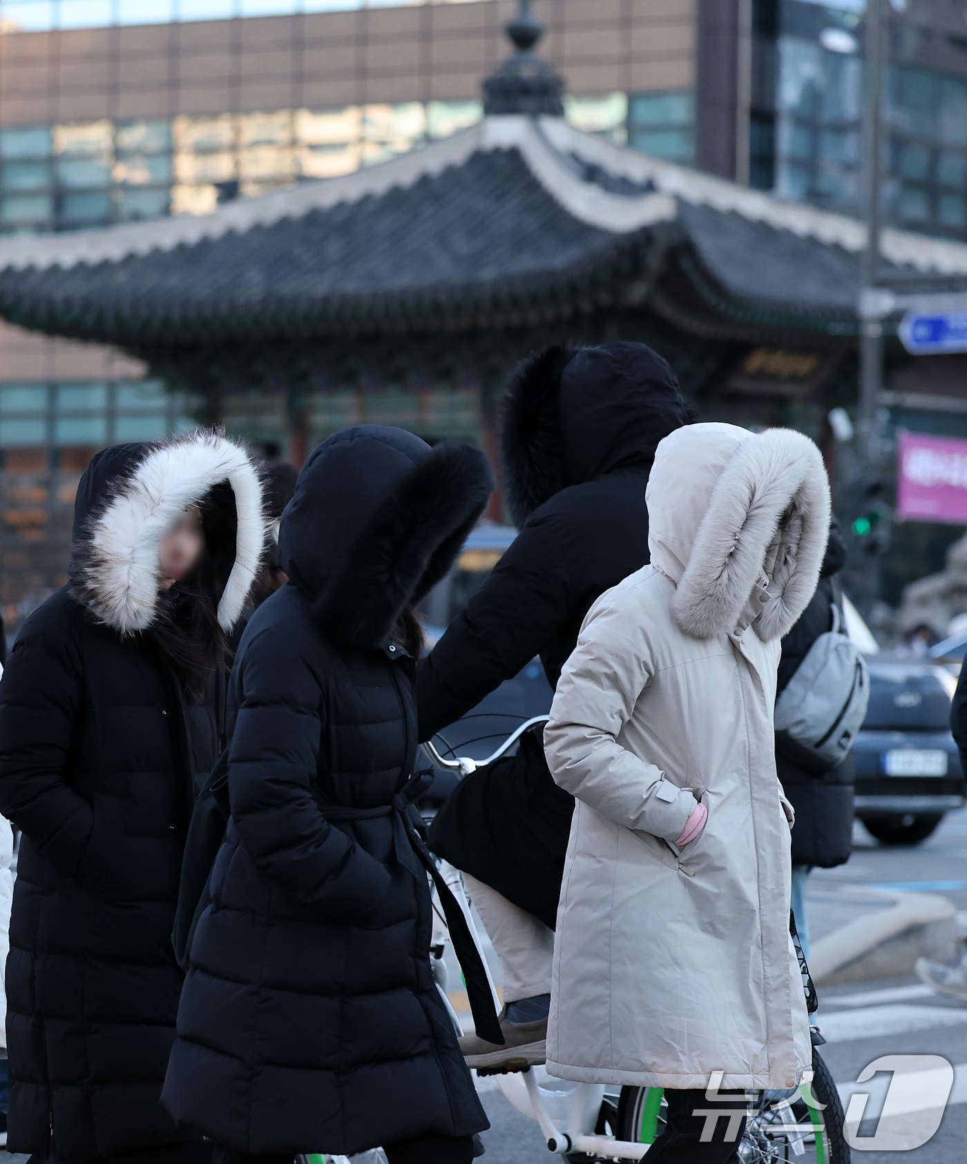 (서울=뉴스1) 오대일 기자 = 서울을 비롯한 수도권 전역에 올 겨울 첫 한파주의보가 발효된 9일 오전 서울 종로구 광화문네거리에서 시민들이 잔뜩 몸을 음츠린 채 출근길 발걸음을 …