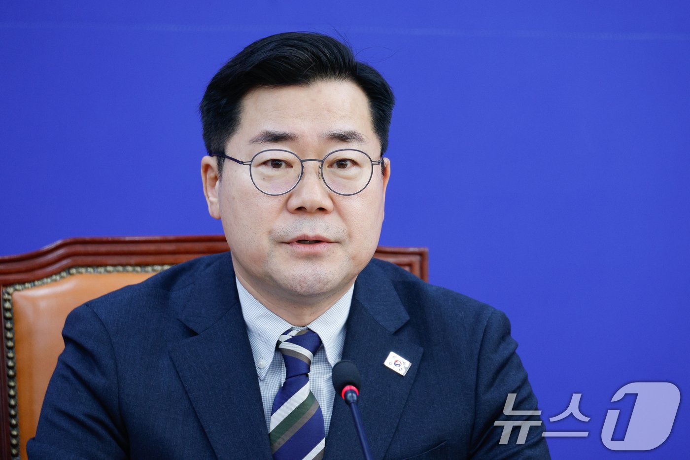 본문 이미지 - 박찬대 더불어민주당 원내대표가 9일 오전 서울 여의도 국회에서 열린 정책조정회의에 참석해 모두 발언하고 있다. 2025.1.9/뉴스1 ⓒ News1 안은나 기자