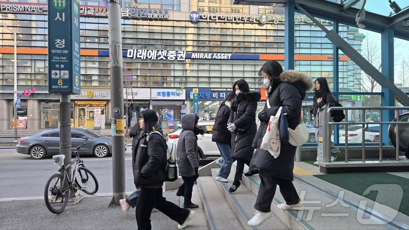  9일 오전 대전 서구 시청역 인근에서 시민들이 롱패딩을 입은 채 출근하고 있다. 2025.1.9 /뉴스1 ⓒ News1 허진실 기자