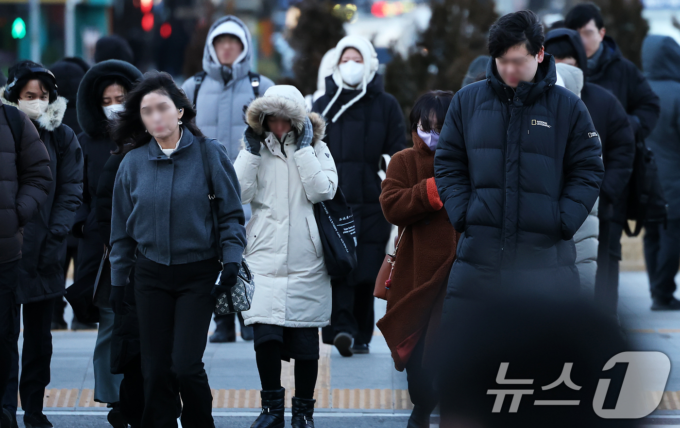 (서울=뉴스1) 오대일 기자 = 서울을 비롯한 수도권 전역에 올 겨울 첫 한파주의보가 발효된 9일 오전 서울 종로구 광화문네거리에서 시민들이 잔뜩 몸을 음츠린 채 출근길 발걸음을 …