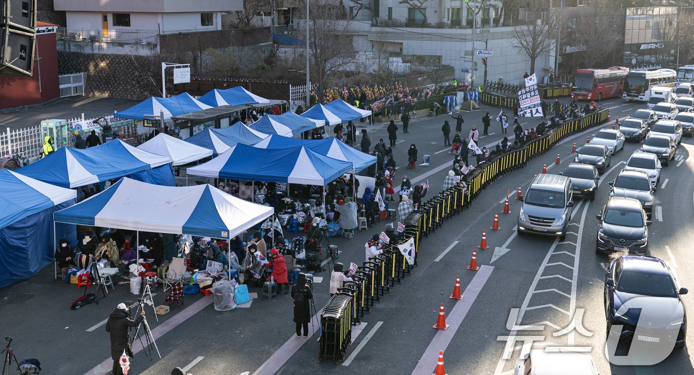 아침 전국 최저기온이 -24.5도, 수도권 -16.1도까지 떨어지며 올겨울 가장 추운 날씨를 보인 9일 오전 보수단체 회원들이 서울 용산구 한남동 대통령 관저 인근에서 윤석열 대통령 탄핵 반대 집회를 하고 있다. 2025.1.9/뉴스1 ⓒ News1 이승배 기자