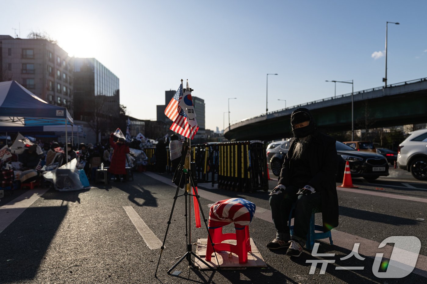 아침 전국 최저기온이 -24.5도, 수도권 -16.1도까지 떨어지며 올겨울 가장 추운 날씨를 보인 9일 오전 보수단체 회원들이 서울 용산구 한남동 대통령 관저 인근에서 윤석열 대통령 탄핵 반대 집회를 하고 있다. 2025.1.9/뉴스1 ⓒ News1 이승배 기자