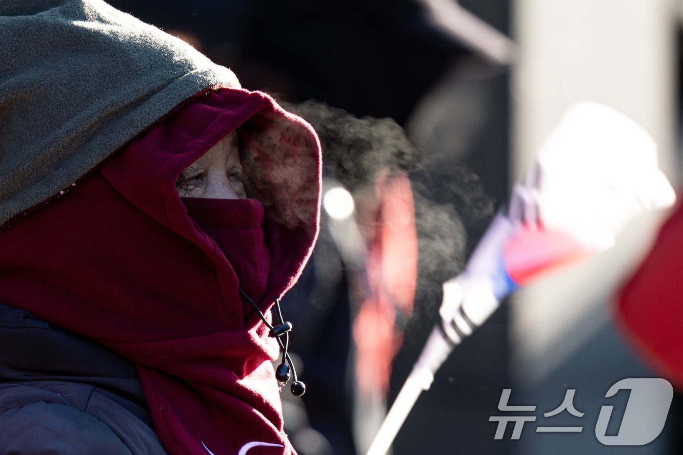 본문 이미지 - 아침 전국 최저기온이 -24.5도, 수도권 -16.1도까지 떨어지며 올겨울 가장 추운 날씨를 보인 9일 오전 보수단체 회원들이 서울 용산구 한남동 대통령 관저 인근에서 윤석열 대통령 탄핵 반대 집회를 하고 있다. 2025.1.9/뉴스1 ⓒ News1 이승배 기자