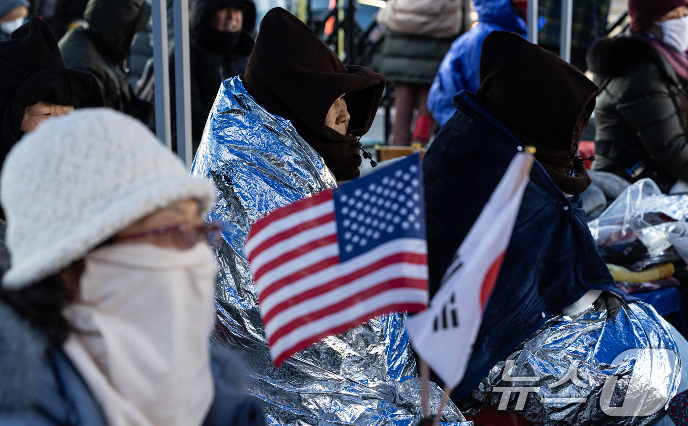 (서울=뉴스1) 이승배 기자 = 아침 전국 최저기온이 -24.5도, 수도권 -16.1도까지 떨어지며 올겨울 가장 추운 날씨를 보인 9일 오전 보수단체 회원들이 서울 용산구 한남동 …