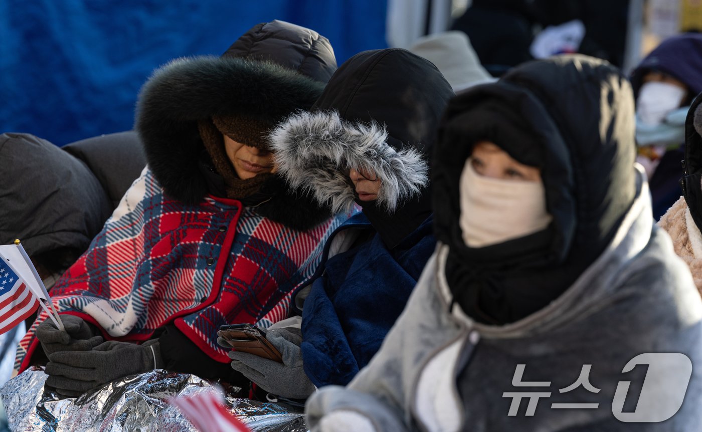 아침 전국 최저기온이 -24.5도, 수도권 -16.1도까지 떨어지며 올겨울 가장 추운 날씨를 보인 9일 오전 보수단체 회원들이 서울 용산구 한남동 대통령 관저 인근에서 윤석열 대통령 탄핵 반대 집회를 하고 있다. 2025.1.9/뉴스1 ⓒ News1 이승배 기자