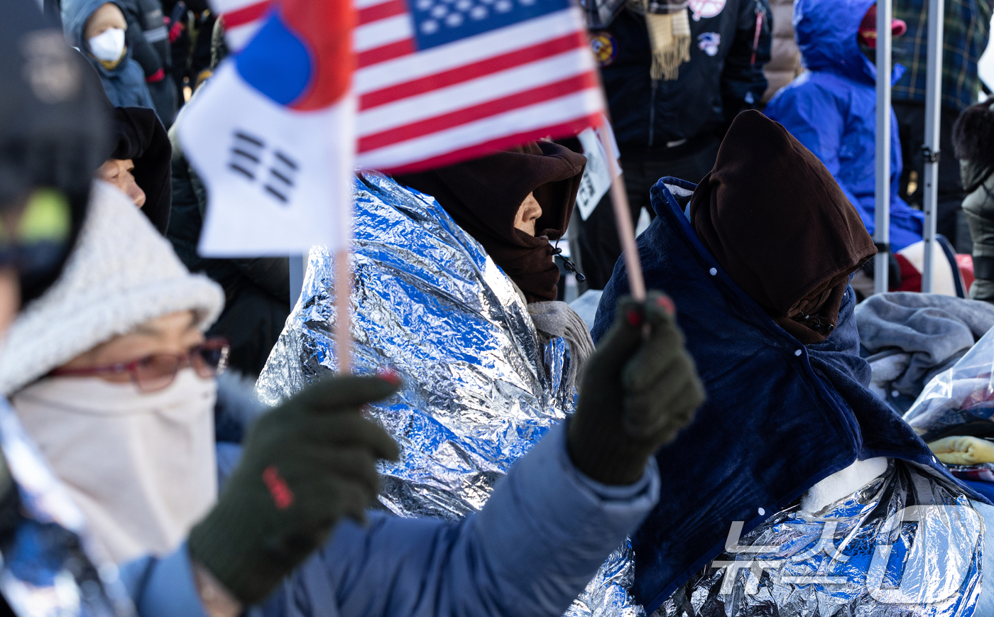 (서울=뉴스1) 이승배 기자 = 아침 전국 최저기온이 -24.5도, 수도권 -16.1도까지 떨어지며 올겨울 가장 추운 날씨를 보인 9일 오전 보수단체 회원들이 서울 용산구 한남동 …