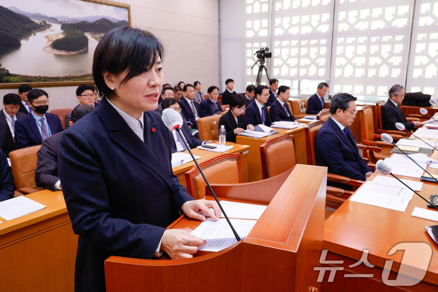 (서울=뉴스1) 안은나 기자 = 송미령 농림축산식품부 장관이 9일 오전 서울 여의도 국회에서 열린 농림축산식품해양수산위원회 제420회국회(임시회) 제3차 전체회의에 출석해 현안 보 …