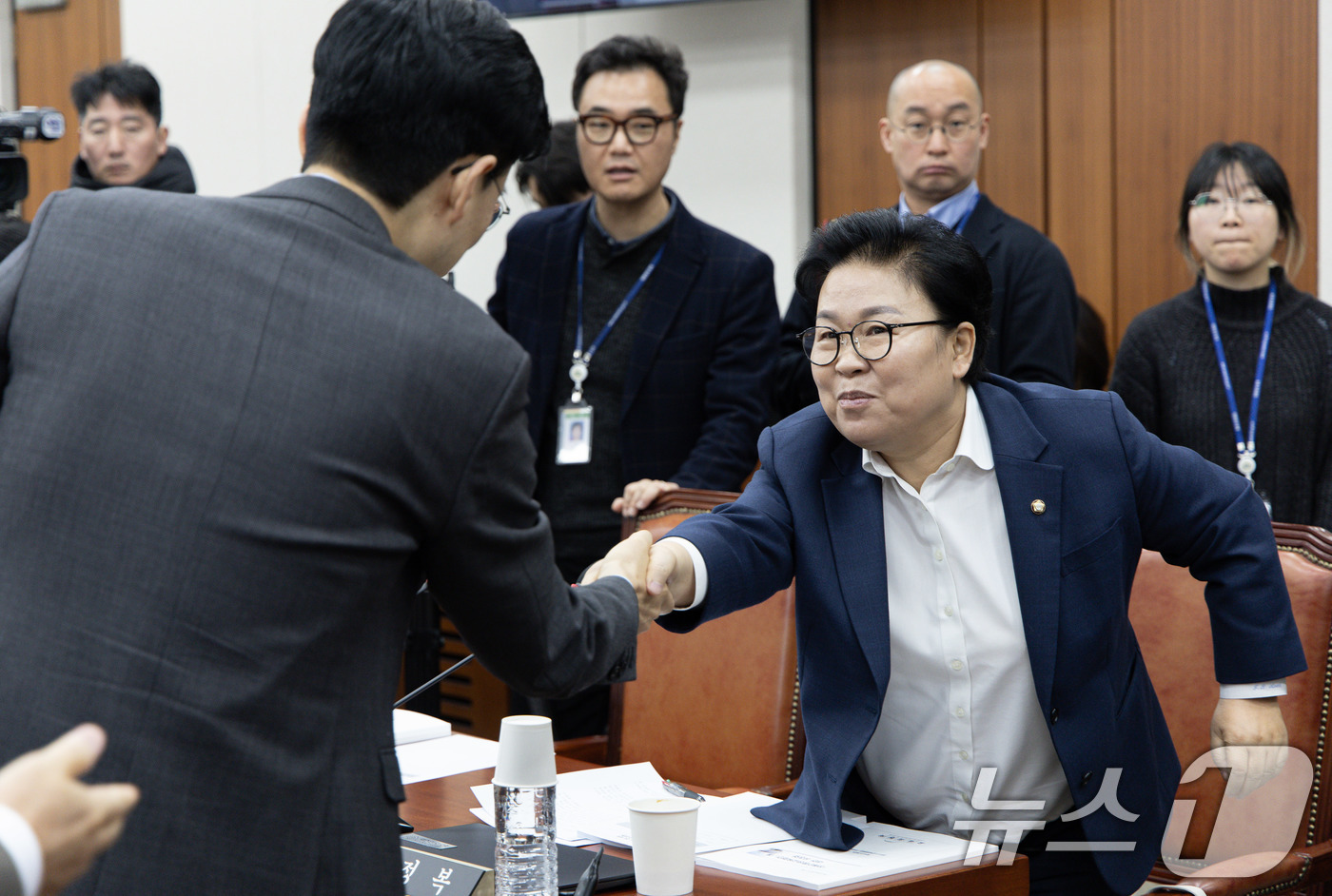 (서울=뉴스1) 이재명 기자 = 국회 교육위원회 더불어민주당 문정복 간사(오른쪽)과 국민의힘 조정훈 간사가 9일 오전 서울 여의도 국회에서 열린 제420회 국회(임시회) 교육위원회 …