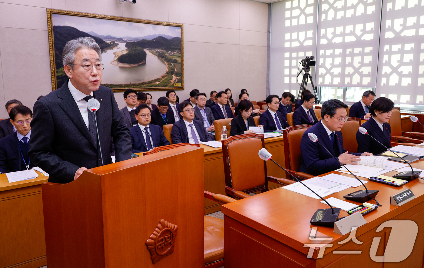 (서울=뉴스1) 안은나 기자 = 강호동 농업협동조합중앙회 회장이 9일 오전 서울 여의도 국회에서 열린 농림축산식품해양수산위원회 제420회국회(임시회) 제3차 전체회의에 출석해 현안 …