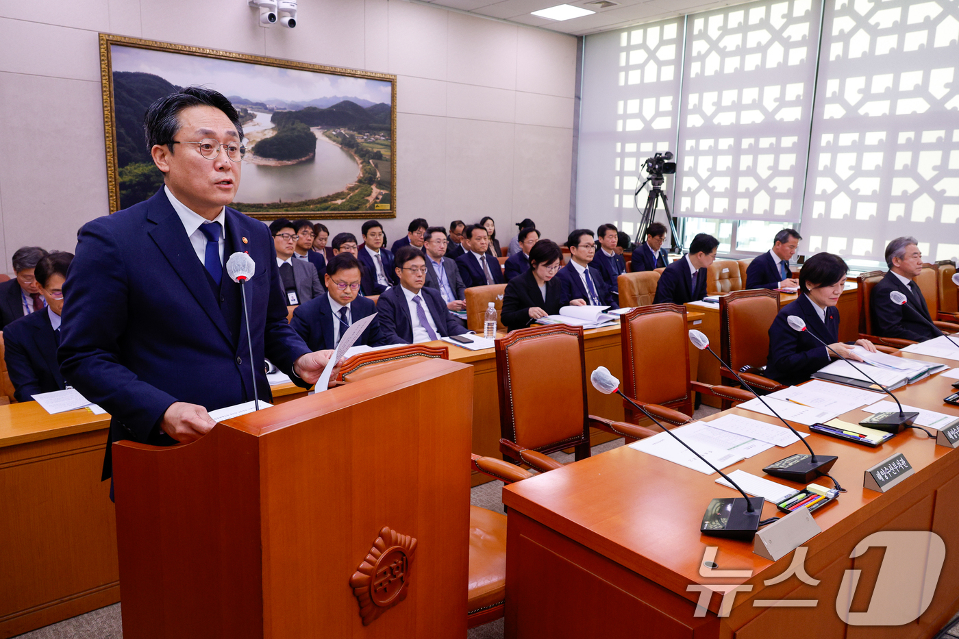 (서울=뉴스1) 안은나 기자 = 강도형 해양수산부 장관이 9일 오전 서울 여의도 국회에서 열린 농림축산식품해양수산위원회 제420회국회(임시회) 제3차 전체회의에 출석해 현안 보고를 …