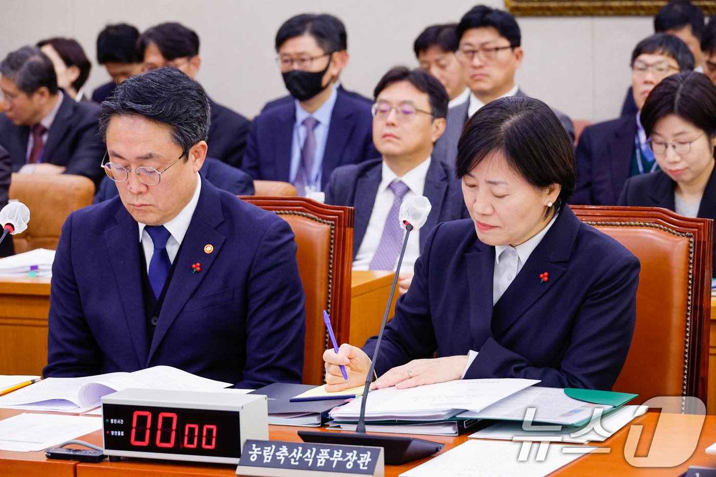 (서울=뉴스1) 안은나 기자 = 송미령 농림축산식품부 장관(오른쪽), 강도형 해양수산부 장관이 9일 오전 서울 여의도 국회에서 열린 농림축산식품해양수산위원회 제420회국회(임시회) …