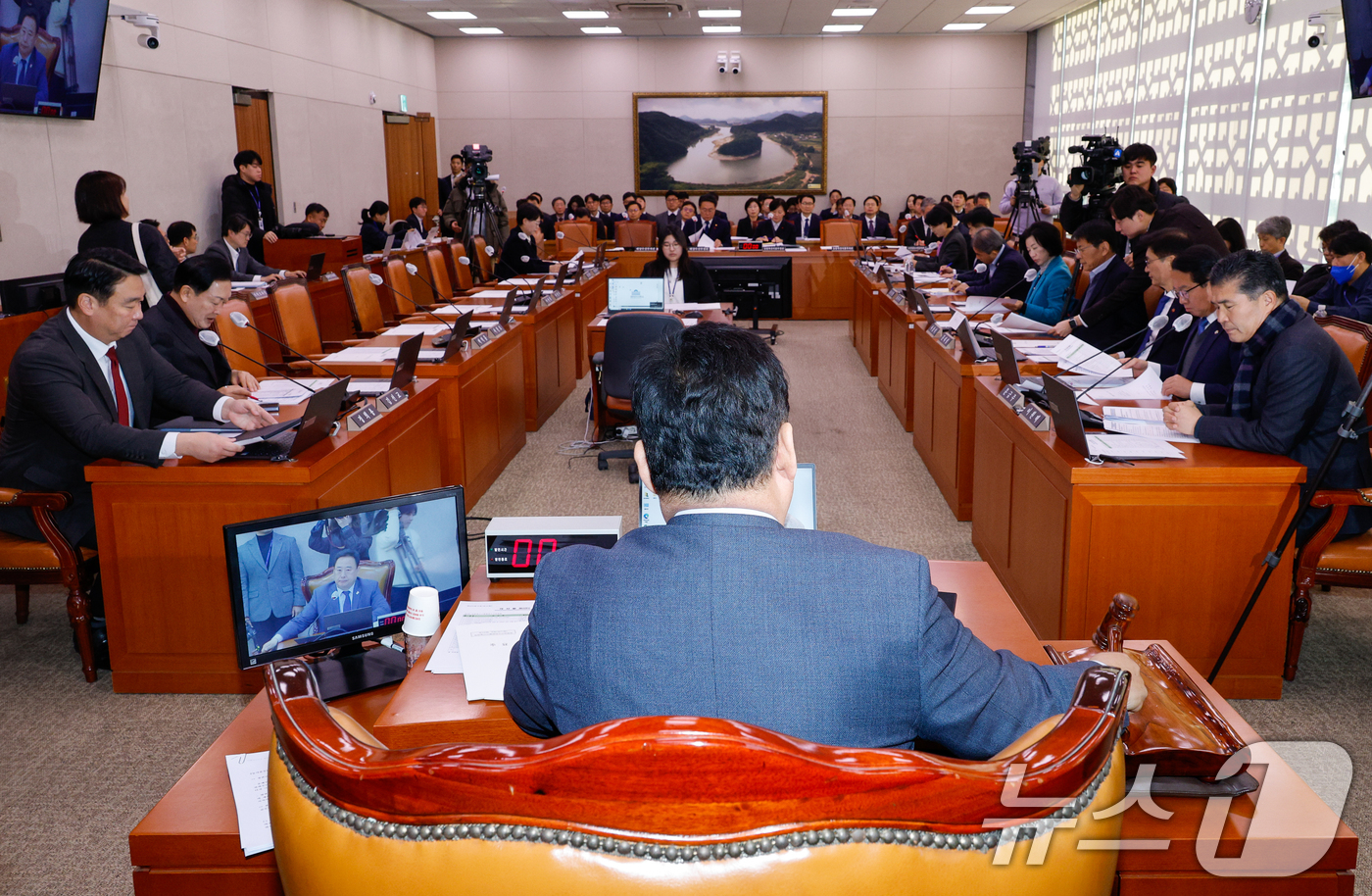 (서울=뉴스1) 안은나 기자 = 어기구 농림축산식품해양수산위원회 위원장이 9일 오전 서울 여의도 국회에서 열린 농해수위 제420회국회(임시회) 제3차 전체회의에서 의사봉을 두드리고 …