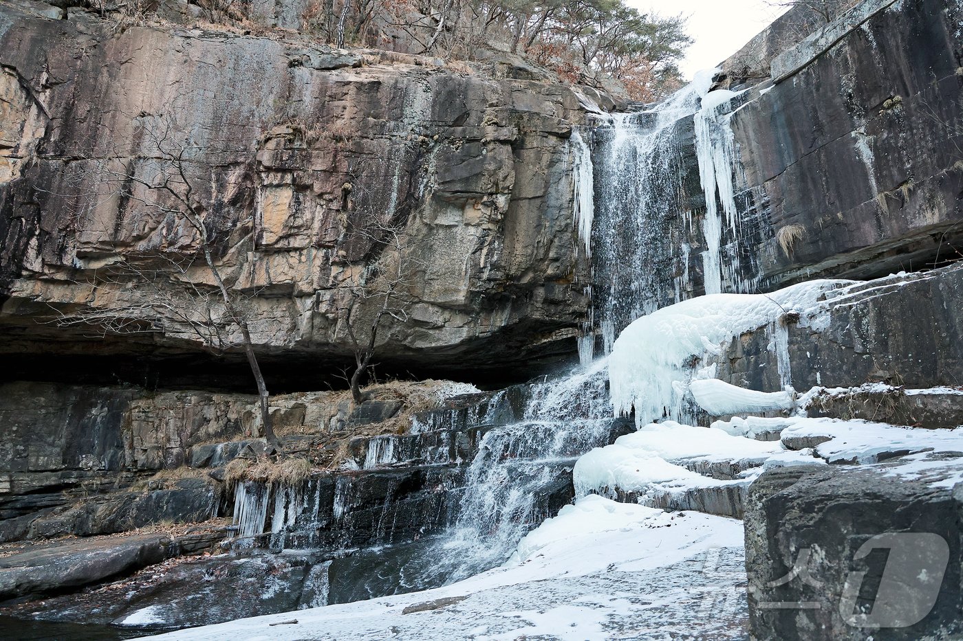 충북 괴산군 연풍면 수옥폭포가 한파로 얼어붙었다.&#40;괴산군 제공&#41;.2025.1.9/뉴스1 