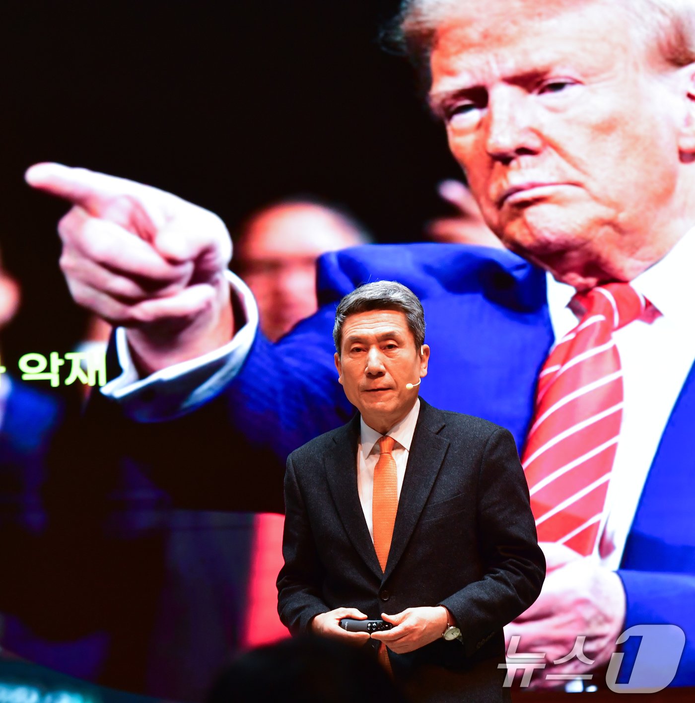 본문 이미지 - 이강덕 경북 포항시장이 9일 시청 대회의실에서 열린 '2025년도 신년 기자회견'에서 시정 운영을 발표하고 있다. 이 시장은 "세계적인 경기침체 등으로 어려움을 겪고 있는 이차전지와 철강산업 분야에 대한 대비에 철저를 기하고 있다＂고 말했다. 2025.1.9/뉴스1 ⓒ News1 최창호 기자