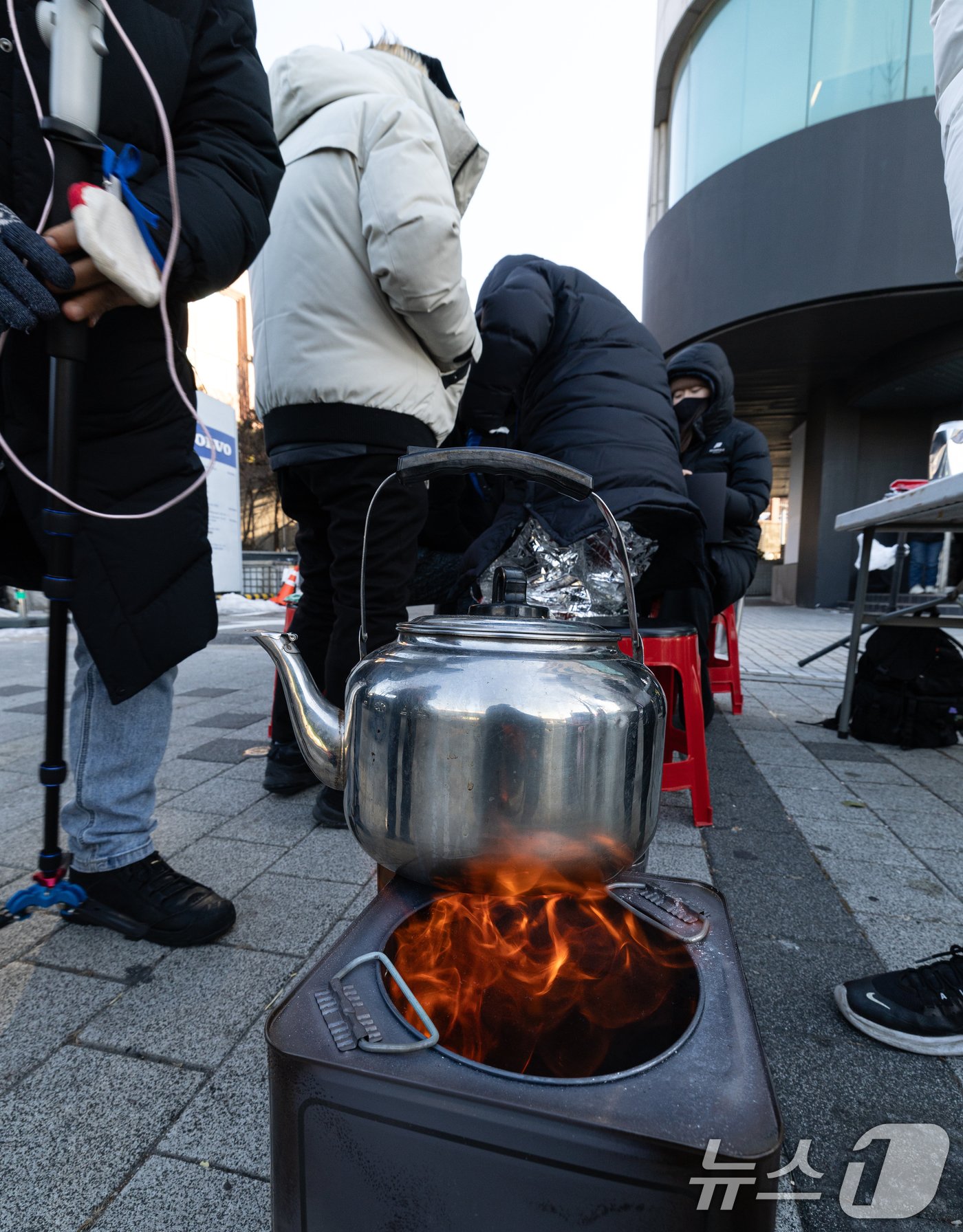 본문 이미지 - 아침 전국 최저기온이 -24.5도, 수도권 -16.1도까지 떨어지며 올겨울 가장 추운 날씨를 보인 9일 오전 서울 용산구 한남동 대통령 관저 인근에서 윤석열 대통령 탄핵 찬성 집회 참가자들이 불로 추위를 녹이고 있다. 2025.1.9/뉴스1 ⓒ News1 이승배 기자