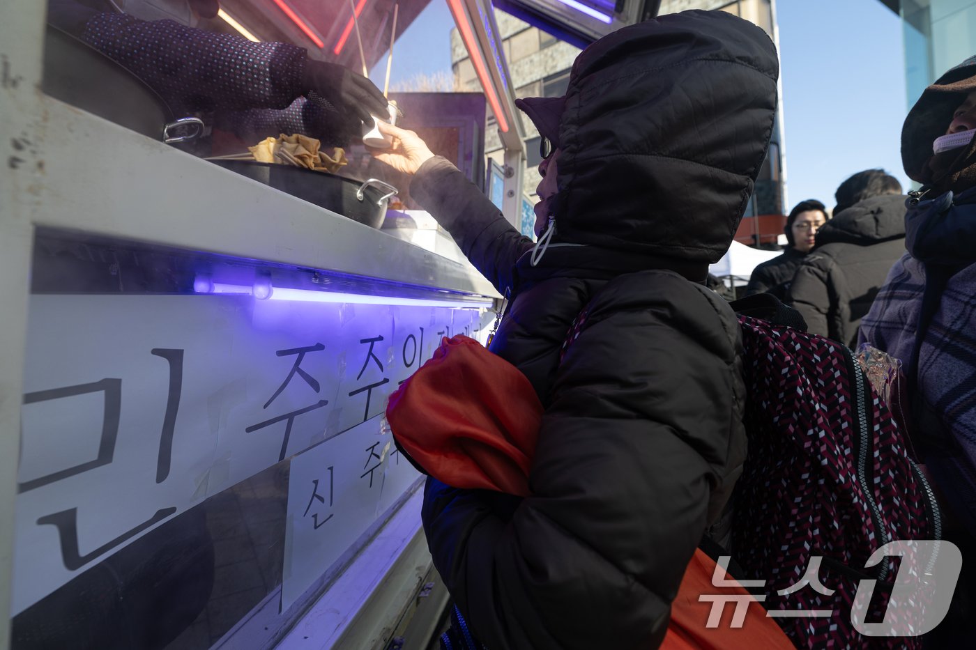 본문 이미지 - 아침 전국 최저기온이 -24.5도, 수도권 -16.1도까지 떨어지며 올겨울 가장 추운 날씨를 보인 9일 오전 보수단체 회원들이 서울 용산구 한남동 대통령 관저 인근에서 윤석열 대통령 탄핵 반대 집회를 하는 가운데 분식 등이 제공되고 있다. 2025.1.9/뉴스1 ⓒ News1 이승배 기자