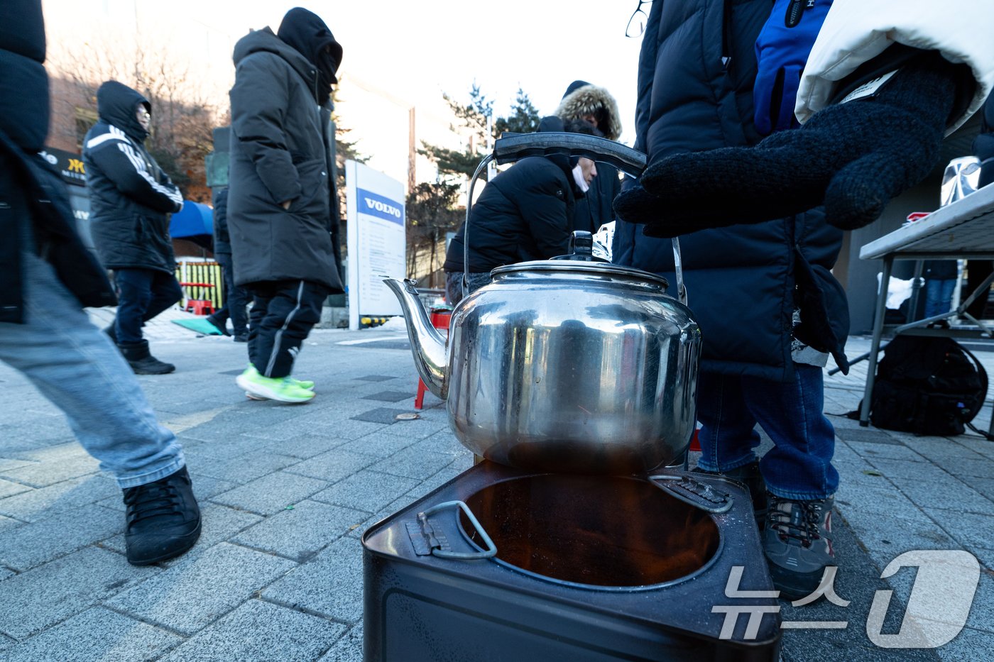 아침 전국 최저기온이 -24.5도, 수도권 -16.1도까지 떨어지며 올겨울 가장 추운 날씨를 보인 9일 오전 서울 용산구 한남동 대통령 관저 인근에서 윤석열 대통령 탄핵 찬성 집회 참가자들이 불에 손을 녹이고 있다. 2025.1.9/뉴스1 ⓒ News1 이승배 기자