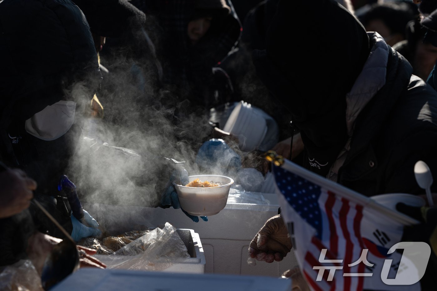 본문 이미지 - 아침 전국 최저기온이 -24.5도, 수도권 -16.1도까지 떨어지며 올겨울 가장 추운 날씨를 보인 9일 오전 보수단체 회원들이 서울 용산구 한남동 대통령 관저 인근에서 윤석열 대통령 탄핵 반대 집회를 하는 가운데 음식이 배식되고 있다. 2025.1.9/뉴스1 ⓒ News1 이승배 기자