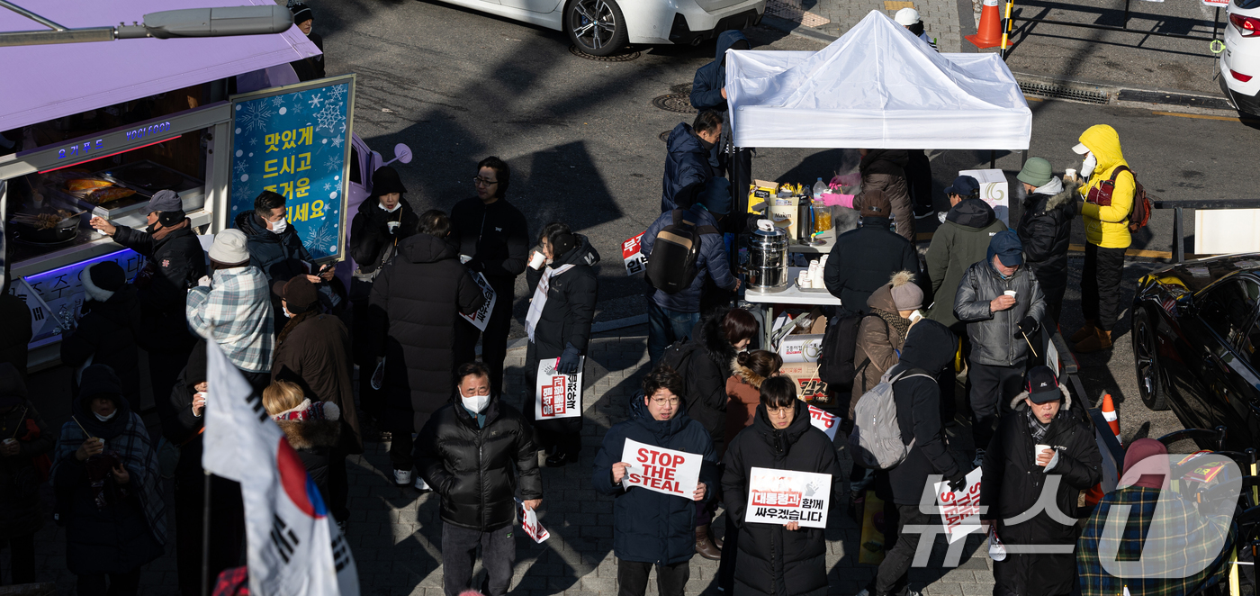 (서울=뉴스1) 이승배 기자 = 아침 전국 최저기온이 -24.5도, 수도권 -16.1도까지 떨어지며 올겨울 가장 추운 날씨를 보인 9일 오전 보수단체 회원들이 서울 용산구 한남동 …