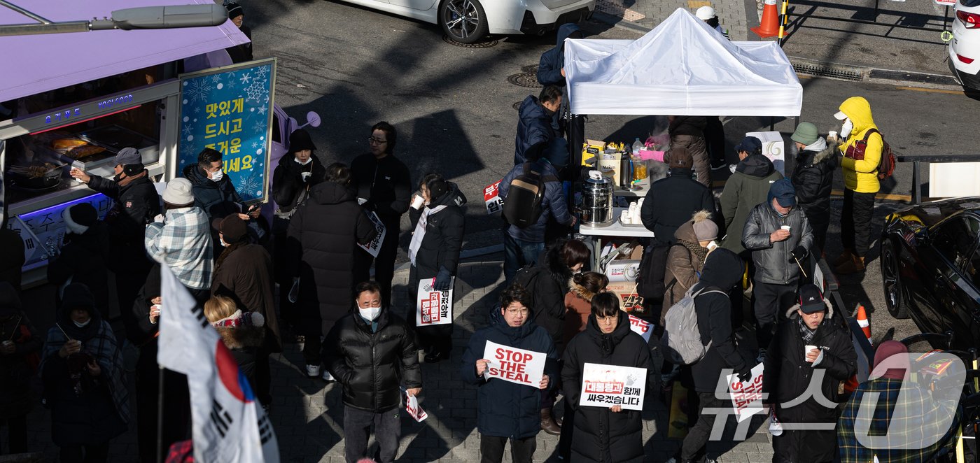 아침 전국 최저기온이 -24.5도, 수도권 -16.1도까지 떨어지며 올겨울 가장 추운 날씨를 보인 9일 오전 보수단체 회원들이 서울 용산구 한남동 대통령 관저 인근에서 윤석열 대통령 탄핵 반대 집회를 하는 가운데 음식과 커피 등이 제공되고 있다. 2025.1.9/뉴스1 ⓒ News1 이승배 기자