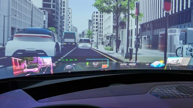 車유리창에 그려낸 미래…주행정보는 기본, 개성도 뽐낸다[CES2025]