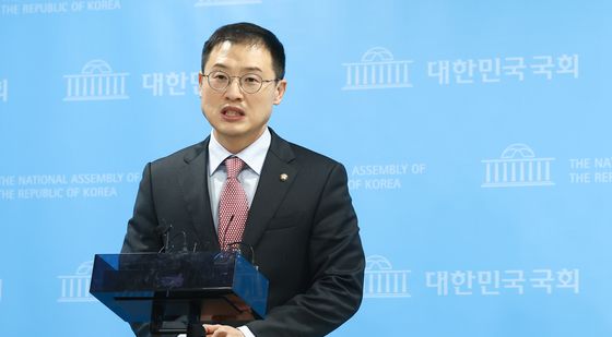 권성동 탈당 권유 관련 질의 답변하는 김상욱