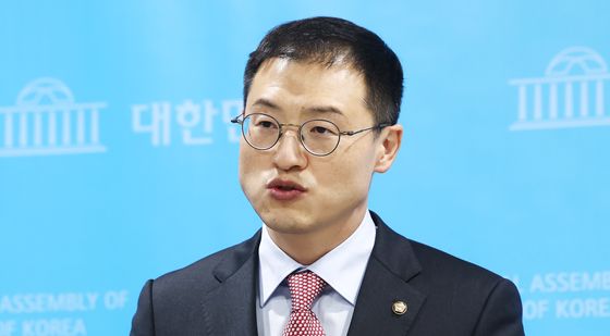 탈당 권유 관련 질의 답변하는 김상욱 의원