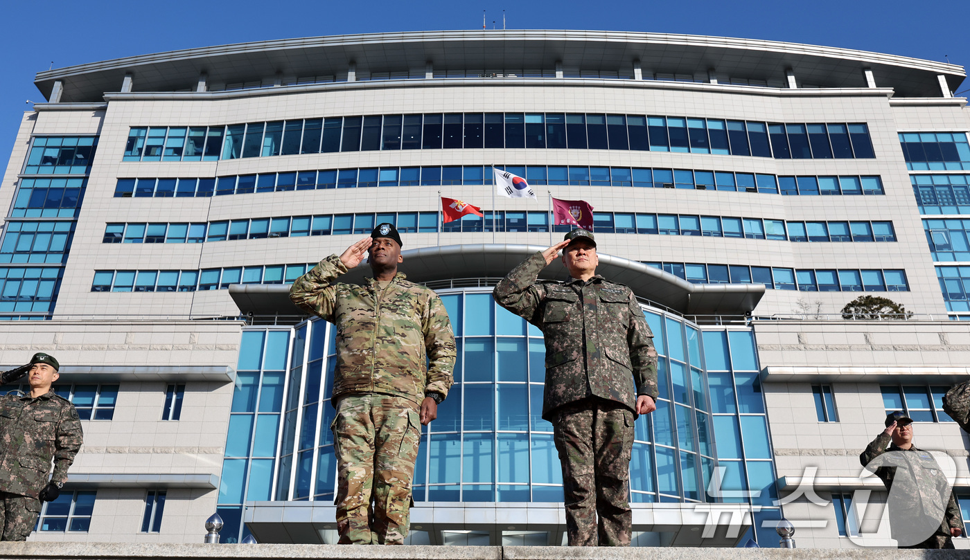 (서울=뉴스1) 이동해 기자 = 김명수 합참의장과 제이비어 브런슨 신임 한미연합군사령관이 9일 오전 서울 용산구 국방부 연병장에서 열린 환영 의장행사에서 거수경례하고 있다. 202 …