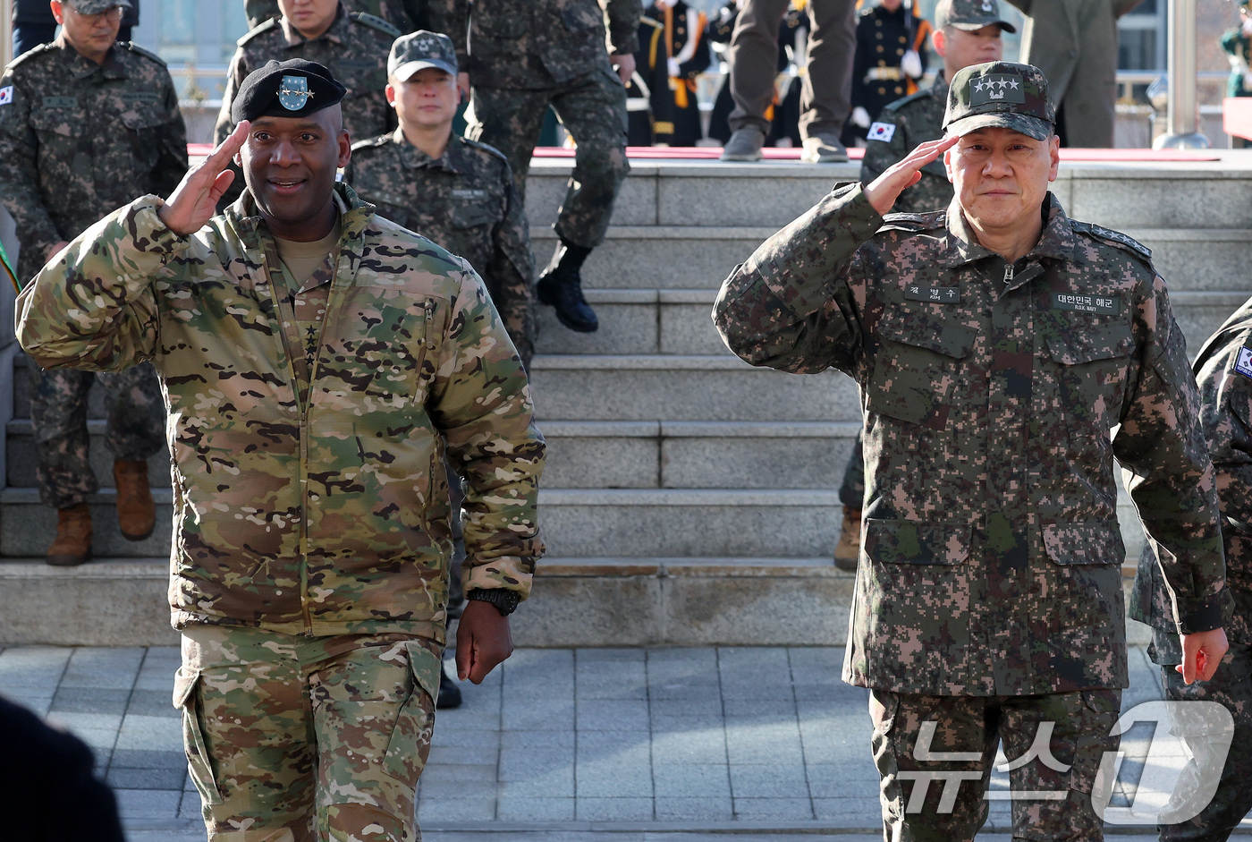 (서울=뉴스1) 이동해 기자 = 김명수 합참의장과 제이비어 브런슨 신임 한미연합군사령관이 9일 오전 서울 용산구 국방부 연병장에서 열린 환영 의장행사에서 거수경례하고 있다. 202 …