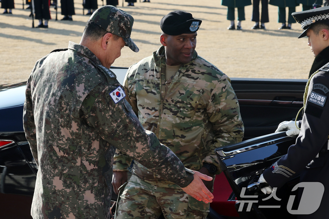 (서울=뉴스1) 이동해 기자 = 김명수 합참의장이 9일 오전 서울 용산구 국방부 연병장에서 열린 환영 의장행사에 참석하며 제이비어 브런슨 신임 한미연합군사령관을 안내하고 있다. 2 …