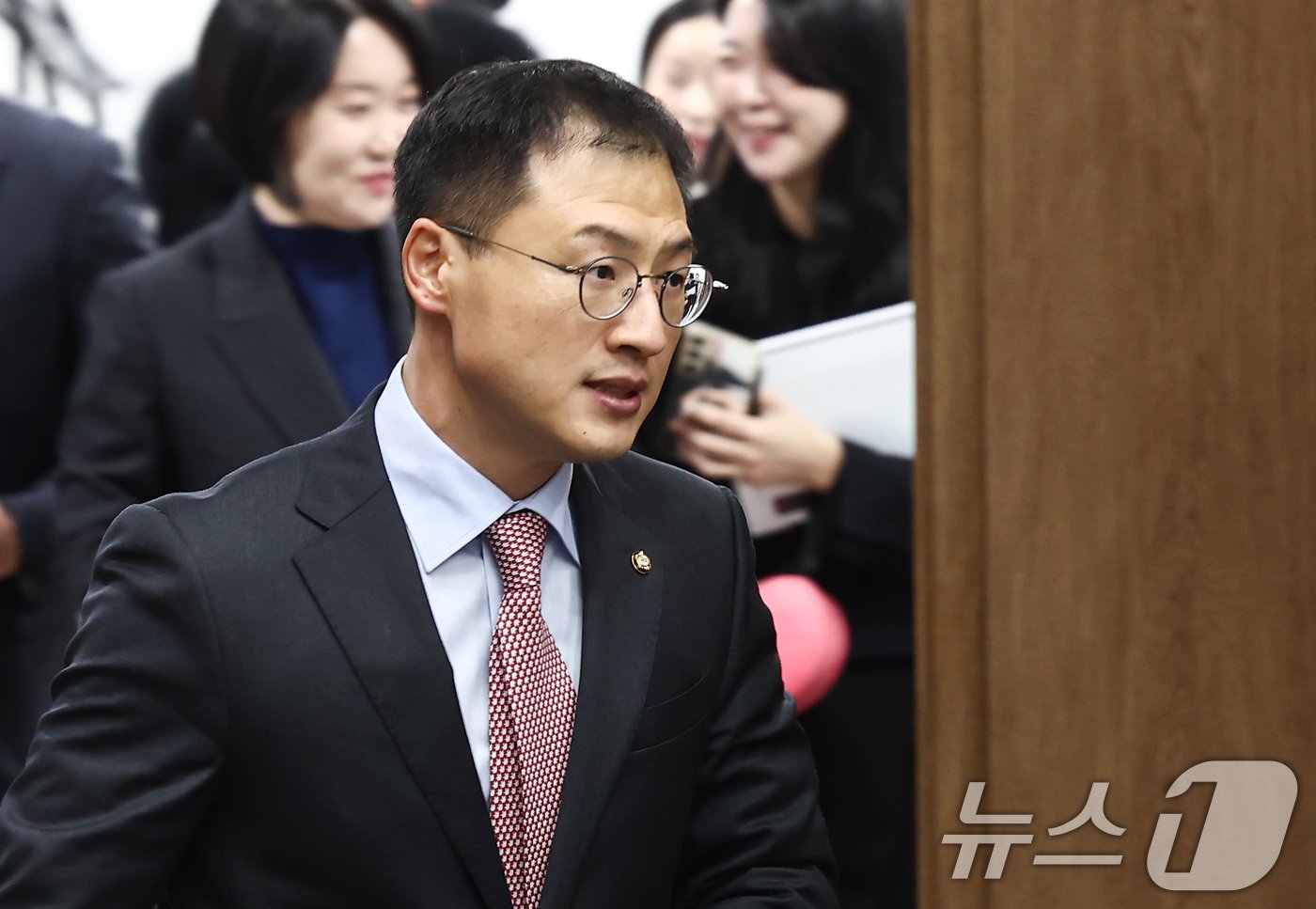 본문 이미지 - 김상욱 국민의힘 의원이 지난 9일 오전 서울 여의도 국회 소통관에서 6·10민주항쟁 국경일 지정 법안 제안 기자회견을 하기 위해 들어서고 있다. 2025.1.9/뉴스1 ⓒ News1 김민지 기자