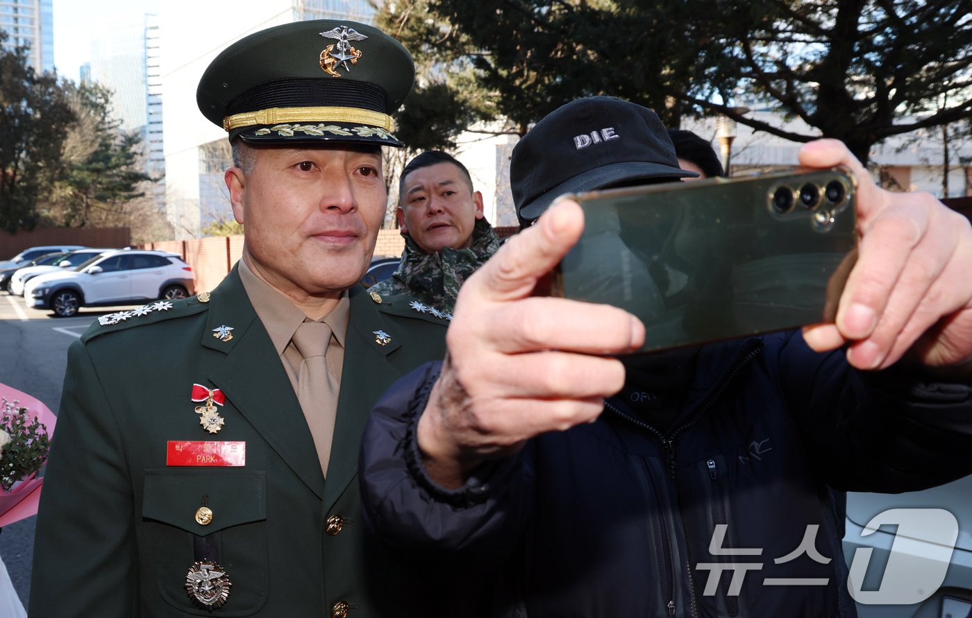 본문 이미지 - 채 상병 순직 사건과 관련해 항명 및 상관명예훼손 혐의로 기소된 박정훈 전 해병대 수사단장&#40;대령&#41;이 9일 오전 서울 용산구 중앙지역군사법원에서 열린 1심 선고공판을 마치고 나와 지지자와 기념촬영을 하고 있다. 2025.1.9/뉴스1 ⓒ News1 김명섭 기자
