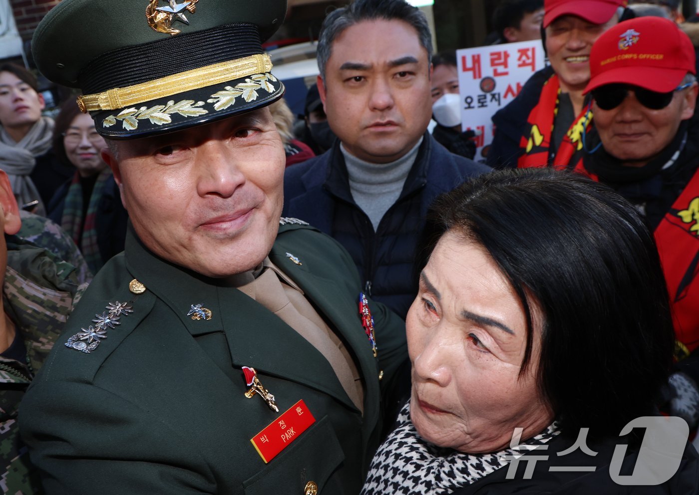 본문 이미지 - 채 상병 순직 사건과 관련해 항명 및 상관명예훼손 혐의로 기소된 박정훈 전 해병대 수사단장&#40;대령&#41;이 9일 오전 서울 용산구 중앙지역군사법원에서 열린 1심 선고공판을 마치고 나와 어머니와 포옹을하고 있다. 2025.1.9/뉴스1 ⓒ News1 김명섭 기자