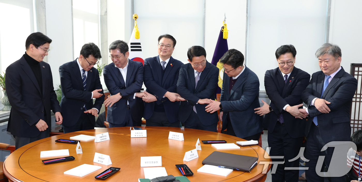 (서울=뉴스1) 이광호 기자 = 9일 서울 여의도 국회에서 열린 ‘국회·정부 국정협의체’ 실무협의에 앞서 참석자들이 기념 촬영을 하기 위해 손을 맞잡고 있다. 왼쪽부터 더불어민주당 …